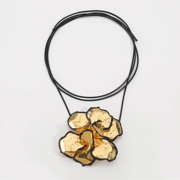 Elegant Gold Floral Choker Necklace - Picture 5 of 14